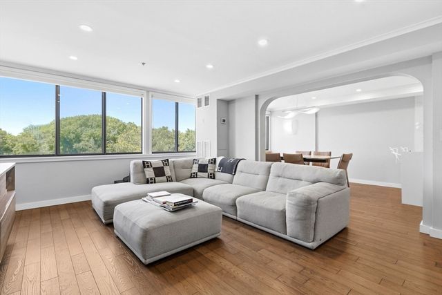 250 Hammond Pond Pkwy 716S, Newton, MA 02467