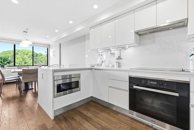 250 Hammond Pond Pkwy 716S, Newton, MA 02467