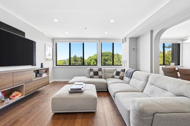 250 Hammond Pond Pkwy 716S, Newton, MA 02467
