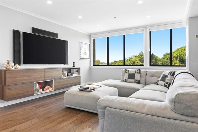250 Hammond Pond Pkwy 716S, Newton, MA 02467