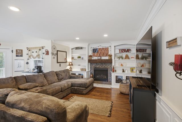 47 John St, Lunenburg, MA 01462