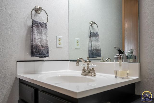 3336 SE Powell ST, Topeka, KS 66605