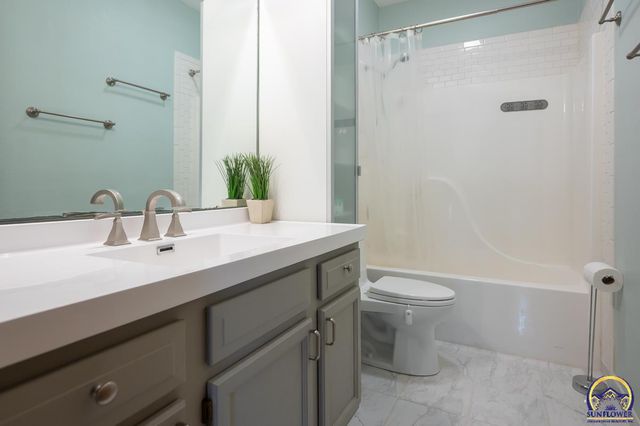 3336 SE Powell ST, Topeka, KS 66605