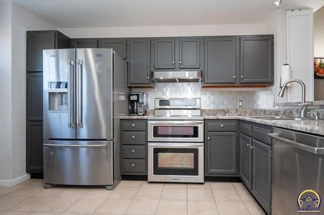 3336 SE Powell ST, Topeka, KS 66605