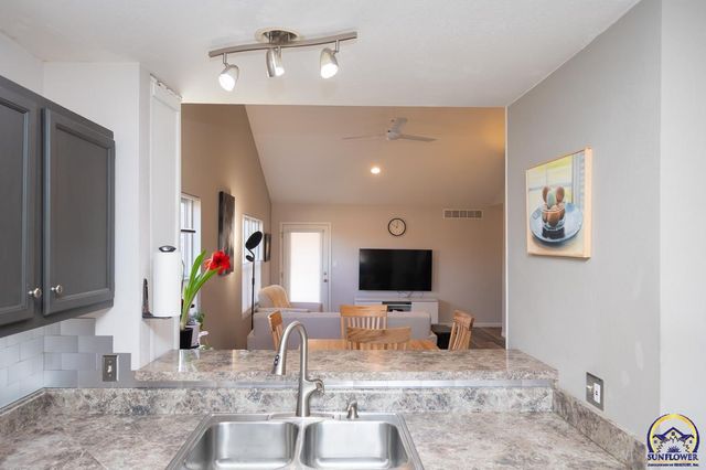 3336 SE Powell ST, Topeka, KS 66605