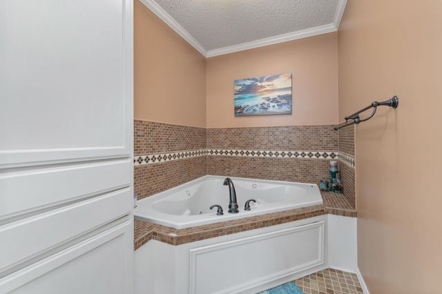 14710 E Willowbend Cir, Wichita, KS 67230