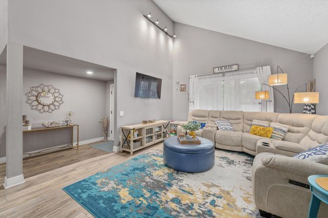 14710 E Willowbend Cir, Wichita, KS 67230