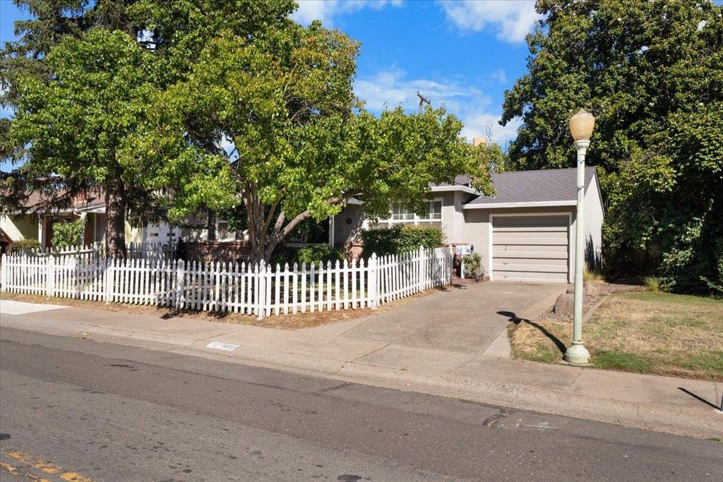 1405 63rd St, Sacramento, CA 95819