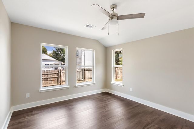 301 S Magnolia Street, Highlands, TX 77562