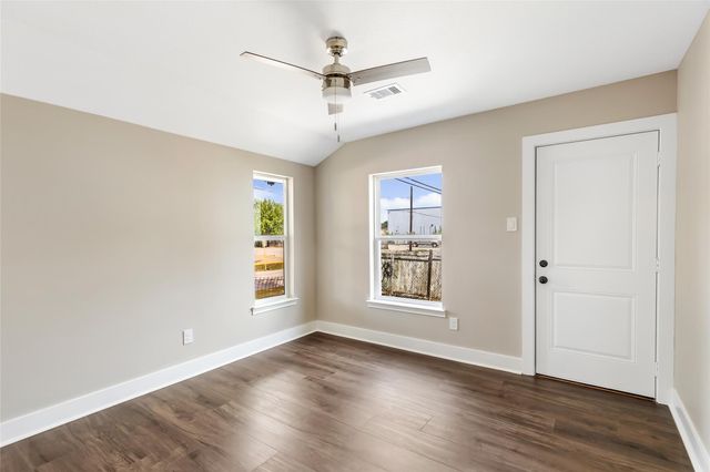 301 S Magnolia Street, Highlands, TX 77562