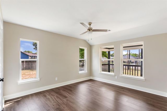 301 S Magnolia Street, Highlands, TX 77562