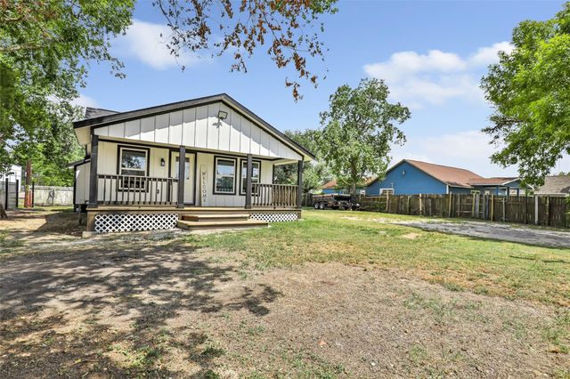 301 S Magnolia Street, Highlands, TX 77562