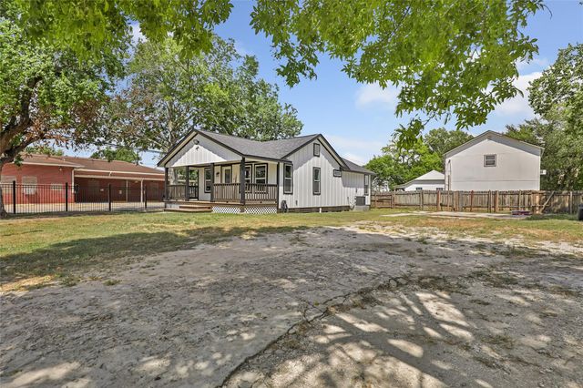 301 S Magnolia Street, Highlands, TX 77562