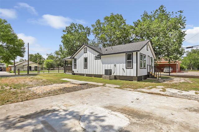 301 S Magnolia Street, Highlands, TX 77562