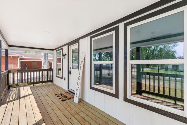 301 S Magnolia Street, Highlands, TX 77562