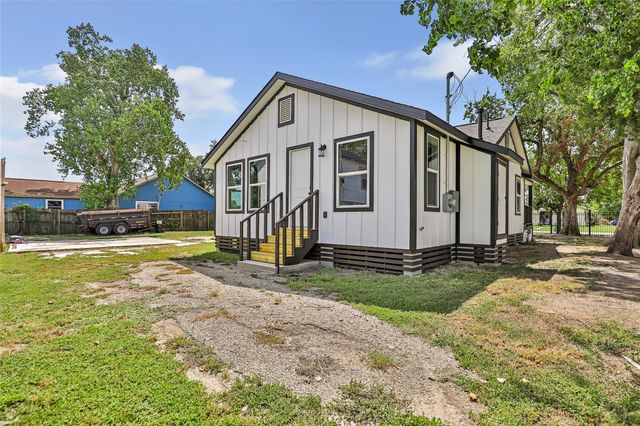 301 S Magnolia Street, Highlands, TX 77562