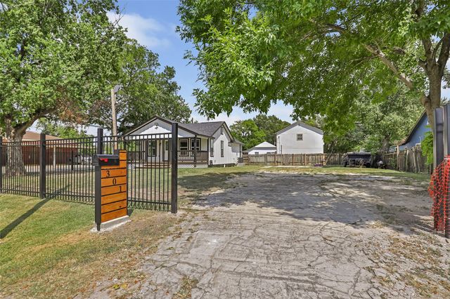 301 S Magnolia Street, Highlands, TX 77562