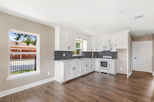 301 S Magnolia Street, Highlands, TX 77562
