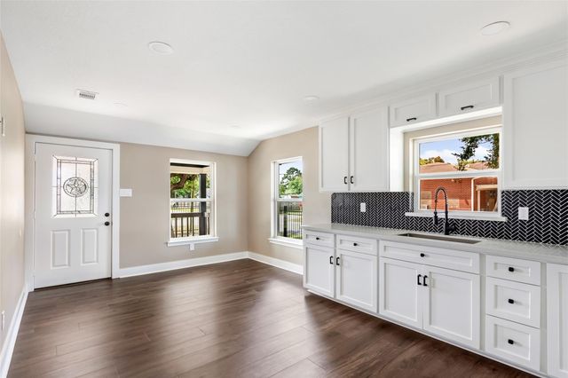 301 S Magnolia Street, Highlands, TX 77562