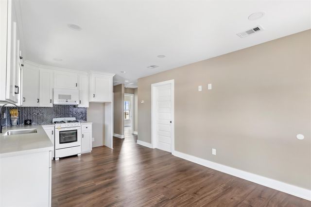 301 S Magnolia Street, Highlands, TX 77562