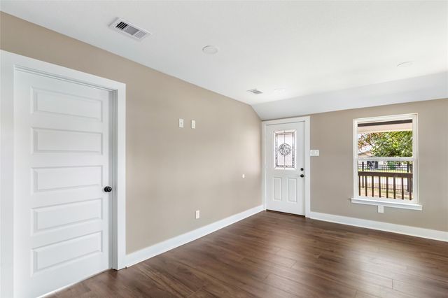 301 S Magnolia Street, Highlands, TX 77562