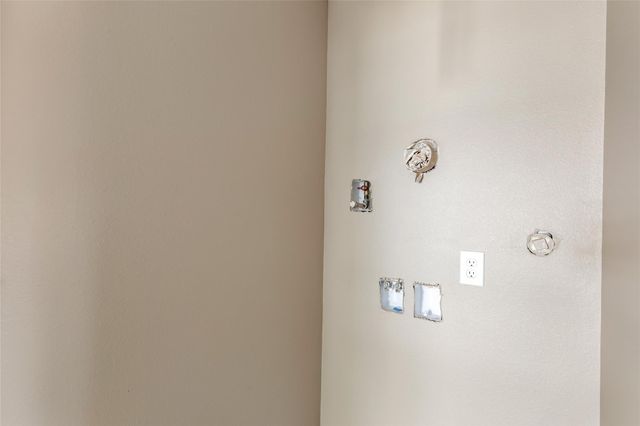 301 S Magnolia Street, Highlands, TX 77562