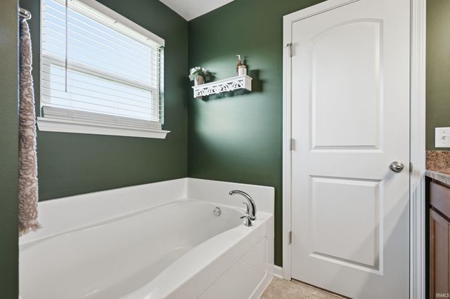 211 Thistlewood Drive, Greenfield, IN 46140