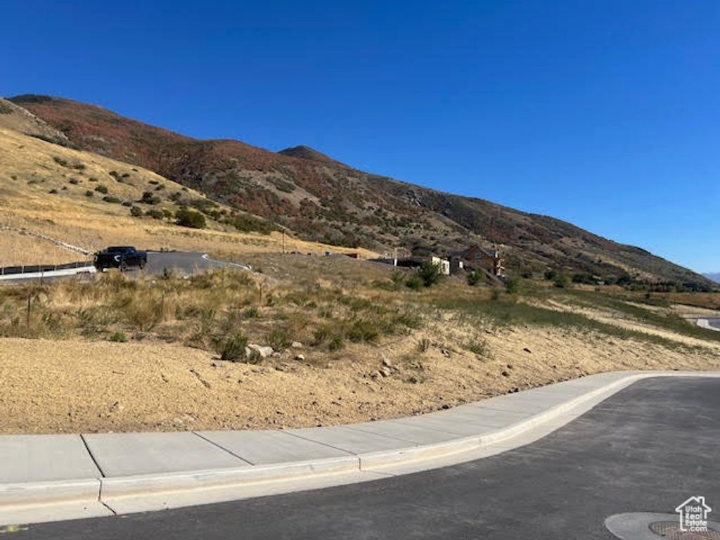 Image 6 of property listing at 75 S Grandison Ct # 69-R, Fruit Heights, UT 84037