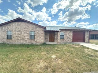 508 N Washington, Devine, TX 78016