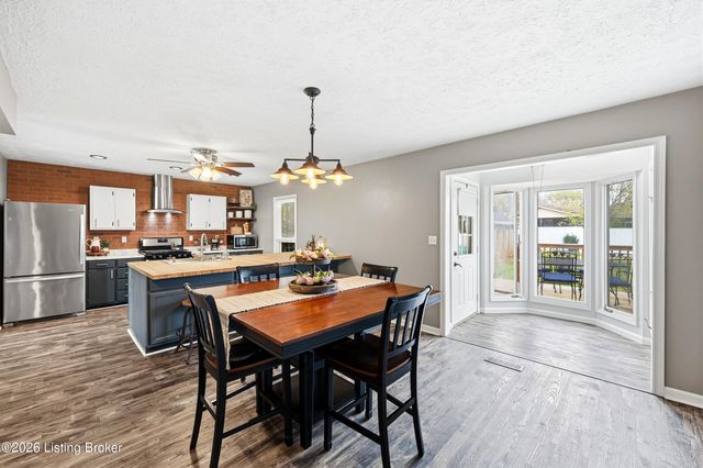 7207 Hollow Creek Rd, Louisville, KY 40228