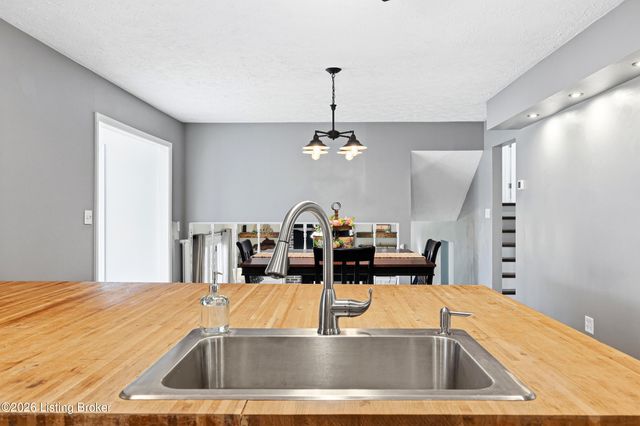 7207 Hollow Creek Rd, Louisville, KY 40228