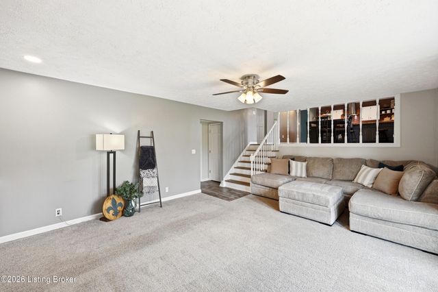 7207 Hollow Creek Rd, Louisville, KY 40228