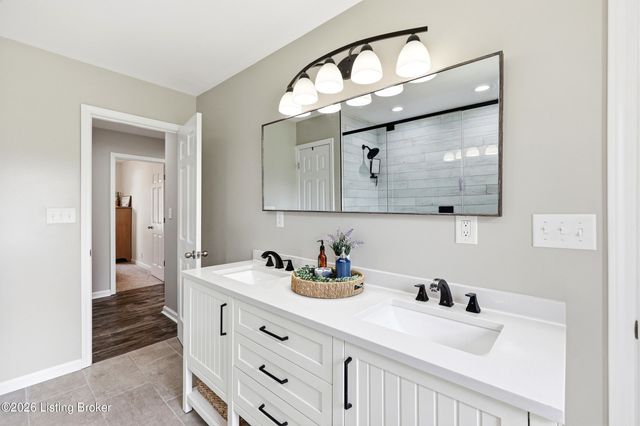 7207 Hollow Creek Rd, Louisville, KY 40228