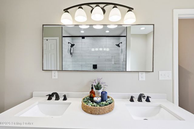 7207 Hollow Creek Rd, Louisville, KY 40228