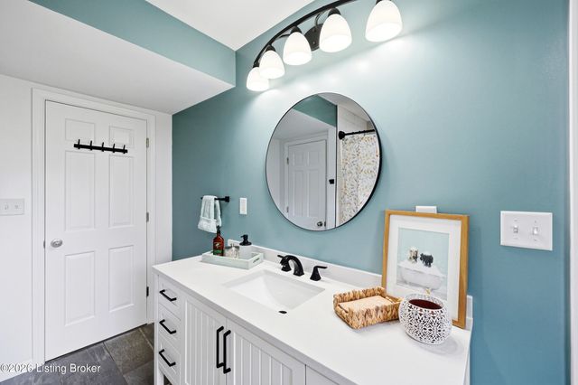 7207 Hollow Creek Rd, Louisville, KY 40228