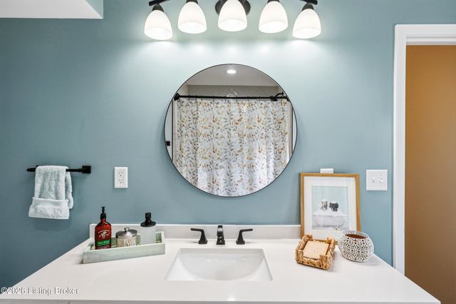 7207 Hollow Creek Rd, Louisville, KY 40228