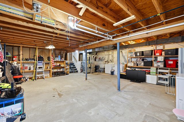 7207 Hollow Creek Rd, Louisville, KY 40228