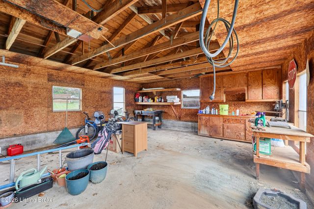 7207 Hollow Creek Rd, Louisville, KY 40228