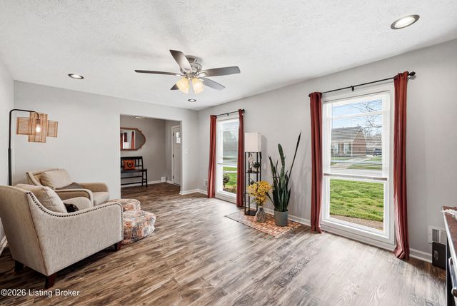 7207 Hollow Creek Rd, Louisville, KY 40228