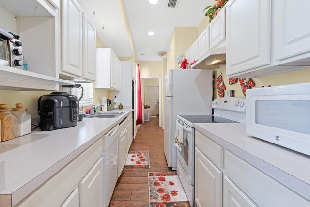 6230 ABBOTT STATION DRIVE, Zephyrhills, FL 33542