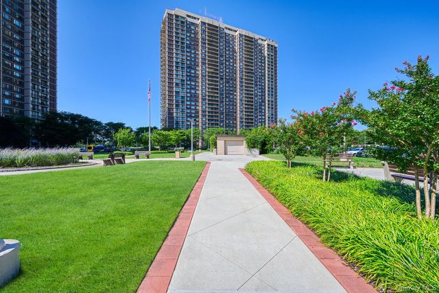 269-10 Grand Central Parkway 8P, Floral Park, NY 11005