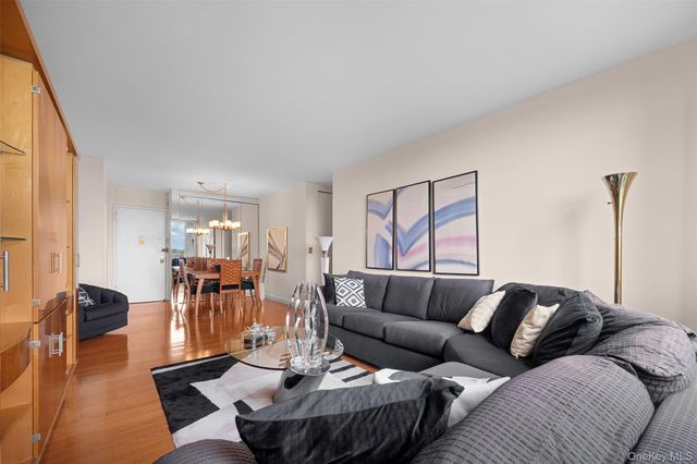 269-10 Grand Central Parkway 8P, Floral Park, NY 11005