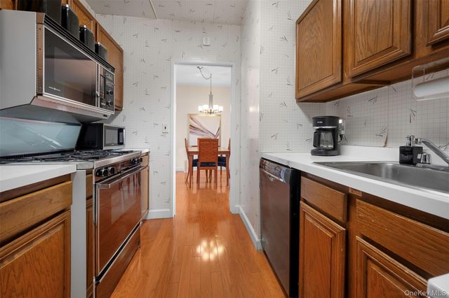 269-10 Grand Central Parkway 8P, Floral Park, NY 11005