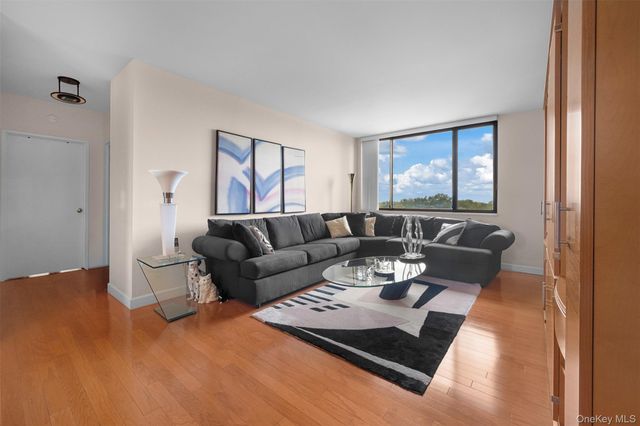 269-10 Grand Central Parkway 8P, Floral Park, NY 11005