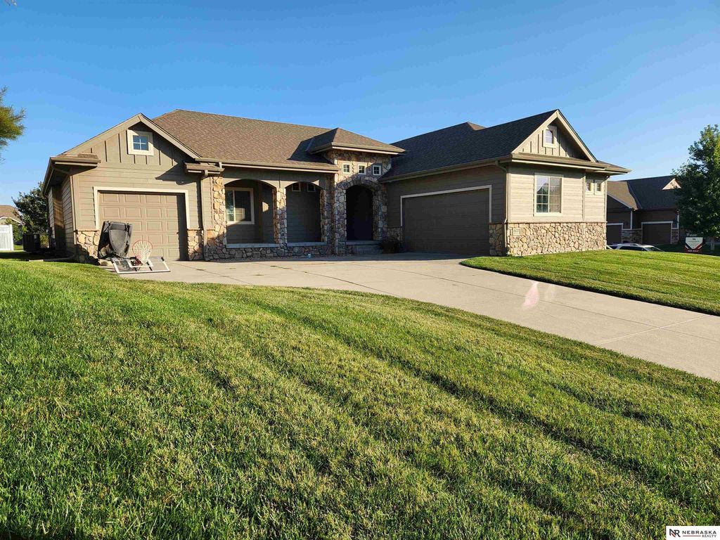 8627 S 104th Street, La Vista, NE 68128