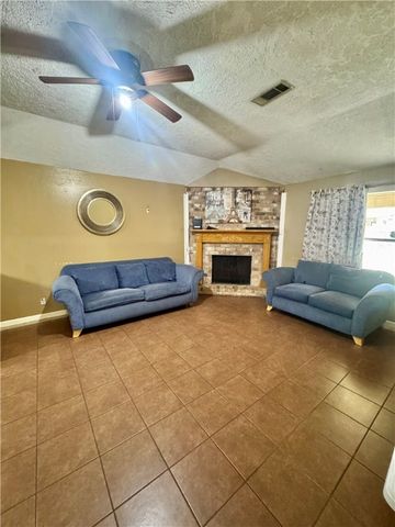 2408 North Thompson Street, Conroe, TX 77303
