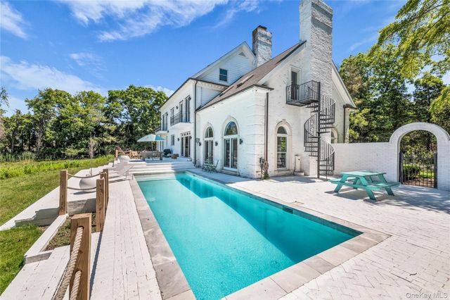 68 S Howells Point Road, Bellport Village, NY 11713