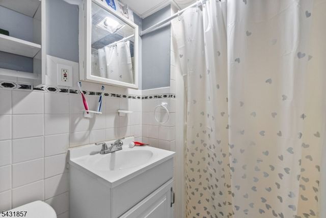 733 Jackson Ave, Elizabeth City, NJ 07201