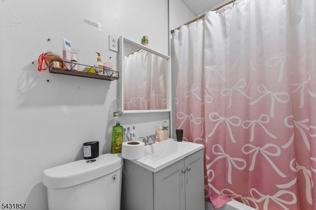 733 Jackson Ave, Elizabeth City, NJ 07201