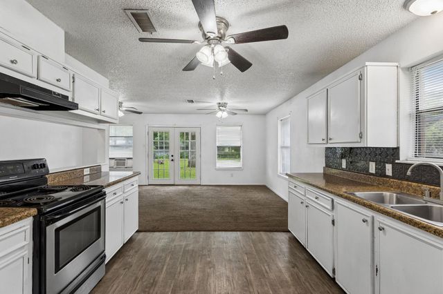 302 Harris ST, Smithville, TX 78957